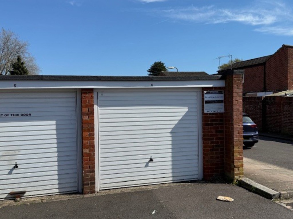 Lot: 13 - NINE FREEHOLD GARAGES IN BLOCK - Garages